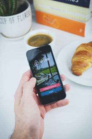 La ce să te uiţi când alegi pentru vacanţă o locaţie prin Booking sau Airbnb