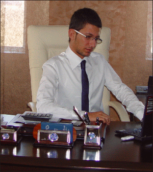 Domnul Taha Arslan, director general al "Arslan Bifa", s-a născut în anul 1988, în capitala Turciei, Ankara. Urmează cursurile Universităţii Economice din Istanbul. Este necăsătorit şi are ca hobby tenisul de câmp. Deţine licenţă pentru cursele de automobilism viteză.