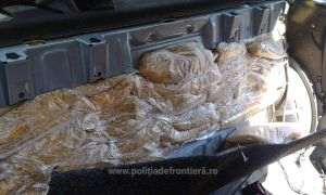 Cincizeci şi opt de kilograme de tutun, descoperite într-un autoturism la P.T.F. Valea lui Mihai