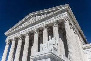 Ministrul american al justiţiei promite în Ucraina să ajute la urmărirea criminalilor de război