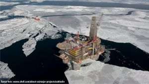 Decretul, semnat săptămâna trecută, instituie o nouă companie care să preia toate drepturile şi obligaţiile de la compania Sakhalin Energy Investment, în cadrul căreia Shell şi două companii japoneze de trading, Mitsui şi Mitsubishi, deţin puţin sub 50%.
