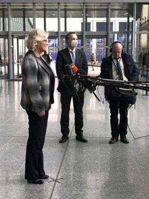 Ministrul german al apărării respinge livrarea de vechicule de transport blindate către Ucraina