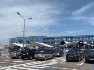 Aproape 1.000 de întârzieri ale aeronavelor şi 56 de zboruri anulate pe Aeroportul Henri Coandă