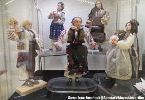 Expoziţie dedicată păpuşilor şi portului popular la Muzeul Naţional de Istorie