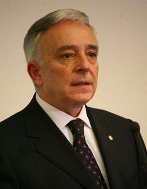 Mugur Isărescu
