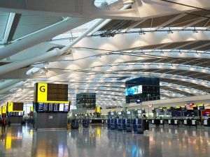 Aeroportul Luton din Londra suspendă zborurile după ce canicula a deteriorat o porţiune din pistă