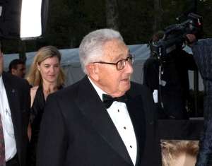 Sursa foto: https://commons.wikimedia.org/wiki/File:Henry_Kissinger_at_Met_Opera.jpg