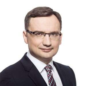 Ministrul polonez al justiţiei cere închisoare pentru cei care fac glume despre Biserica Catolică