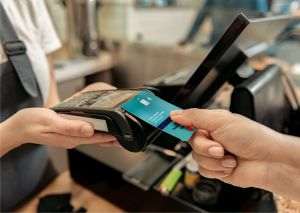 Cardul de tichete de masă, cadourile şi voucherele de vacanţă - cele mai dorite beneficii extrasalariale