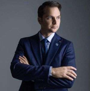 "Diferenţa dintre un politician şi un lider este că primul se gândeşte la următoarele alegeri, al doilea la următoarele generaţii"