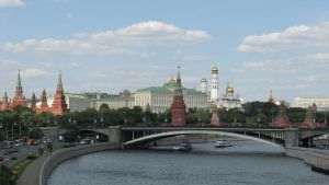 Rusia vrea să negocieze o soluţie "paşnică" cu Kievul