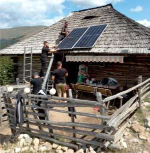 Sisteme fotovoltaice la stânele din Munţii Căpăţânii