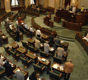 În locul unei dezbateri constructive, Guvernul şi opoziţia s-au acuzat reciproc de incompetenţă.