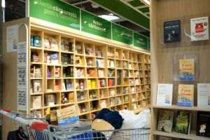 O selecţie variată de carte curatoriată de Cărtureşti în mai multe hipermarketuri Carrefour din România