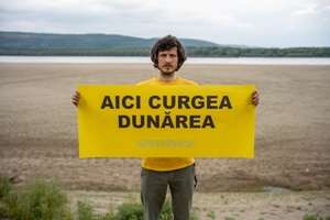 Activiştii Greenpeace România au protestat în mijlocul albiei secate a Dunării pentru a atrage atenţia autorităţilor 