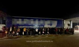 60 de cetăţeni străini au fost depistaţi ascunşi printre mărfurile din camioane