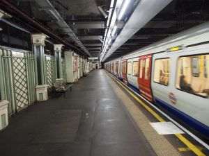Metroul şi restul reţelei de transport londoneze, perturbate de o grevă pentru salarii
