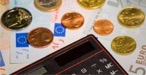Euro, din nou sub paritate faţă de dolar