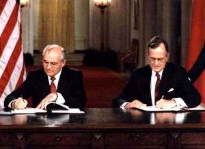 La Summitul din Malta a avut loc întâlnirea dintre preşedintele SUA, George H. W. Bush şi Secretarul General al PC al URSS, Mihail Gorbaciov (Soursa: https://georgehwbush.com/presidency#ctop, George Bush Presidential Library and Museum)