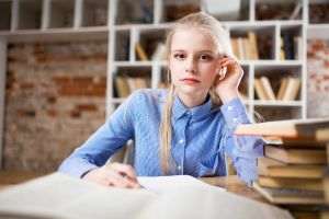 Academia acordă burse tinerilor olimpici