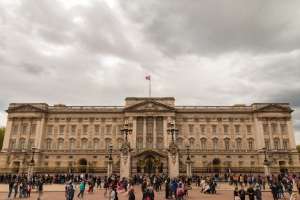 Sute de oameni s-au strâns în faţa Palatului Buckingham şi la Balmoral