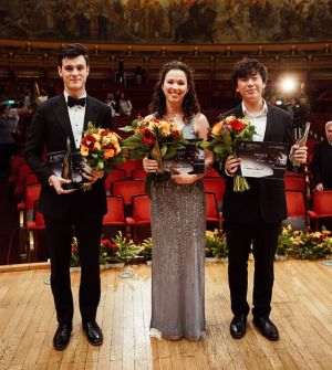 Premiul I (secþiunea pian) - pianista Alexandra Segal (Israel)Premiile II şi III au fost acordate pianiştilor George Todică (România) şi Chun Lam U (Hong Kong, China). Sursă foto: Facebook / George Enescu Festival