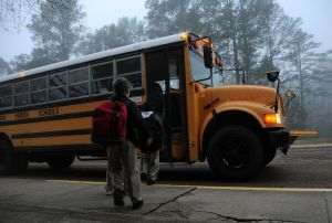 Banii pentru transport, mărul discordiei între elevi şi Ministerul Educaţiei