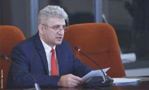 În răspunsul la Adresa AISIF privitor la sesizarea că Drăgoi Bogdan, după sancţiunea dictată de CNCD, nu mai corespunde criteriilor legale de bună reputaţie, ASF, prin vicepreşedintele său Gabriel Gădinescu (în fotografie), susţine că Legea 74/2015 privind administratorii de fonduri de investiţii alternative "nu cuprinde o definiţie expresă cu privire la buna reputaţie şi nici prevederi referitoare la ipotezele şi situaţiile care califică persoana evaluată ca având o bună reputaţie sau care nu se bucură de o bună reputaţie".[vezi nota (*)]