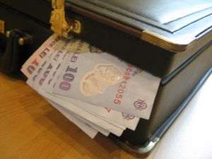 Politicienii îşi cresc salariile