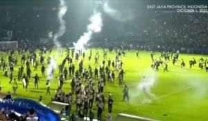 Tragedia din Indonezia - bilanţ oficial, 125 de oameni au murit pe un stadion de fotbal