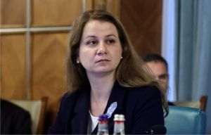 Liga Studenţilor Iaşi (LS IAŞI) îi solicită ministrului Educaţiei,Ligia Deca, să iî elimine din minister, în limita posibilităţilor legale,pe colaboratorii apropiaţi ai lui Cîmpeanu şi să faciliteze accesulorganizaţiei la întâlnirile care au loc cu asociaţiile studenţeşti.
