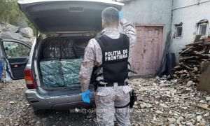 Un bărbat a fost prins în timp ce transporta ţigări de contrabandă