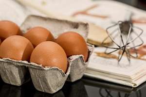 Producătorii francezi de alimente reduc producţia şi schimbă reţetele din cauza dublării preţurilor ouălor
