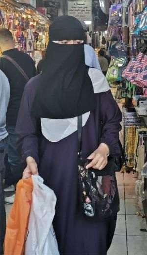 Femeie din Iordania purtând hijab, în imensul bazar din Ammanul vechi
