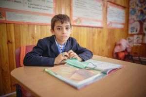 Propunerea legislativă privind direcţionarea a 3,5% din impozitul pe venit către şcoli discriminează comunităţile vulnerabile