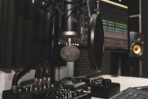 Cerere de insolvenţă pentru Radio Smart, compania lui Marius Tucă şi a lui Adrian Sârbu
