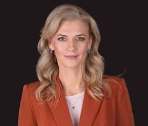 "Aşteptăm să vedem care este soluţia şi ulterior vom decide ce facem cu comisia. Există în teorie această variantă că ar putea fi o trimitere de la Curte şi s-a decis că e mai simplu să prelungim activitatea comisiei. (...) În opinia mea, nu există niciun motiv de neconstituţionalitate pe cele trei legi ale Justiţiei", a spus Alina Gorghiu.Sursă foto: Facebook / Alina Gorghiu