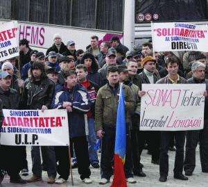 Protest al siderurgiştilor din "ArcelorMittal" Galaţi împotriva conducerii combinatului