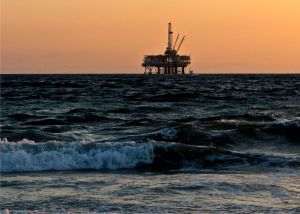 Embargoul UE pe petrolul rusesc, posibil să ducă preţul ţiţeiului "mult peste 100 de dolari"