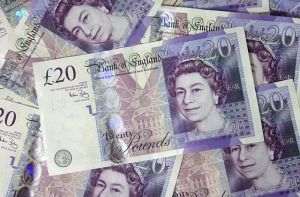 Lira sterlină a scăzut puternic, ieri, faţă de dolar