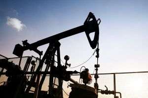 Arabia Saudită reduce preţul petrolului exportat în Asia