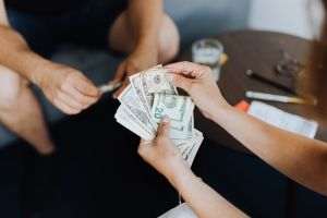 Dolarul american a coborât la minimul ultimelor trei luni