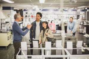 Teama de recesiune influenţează planurile de cheltuieli de Black Friday în principalele pieţe occidentale 