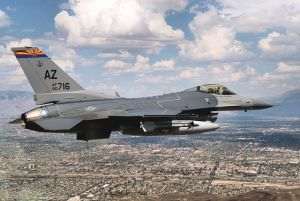 Două aeronave F-16 Fighting Falcon au însoţit aeronava Tarom care transporta delegaţia NATO la Bucureşti