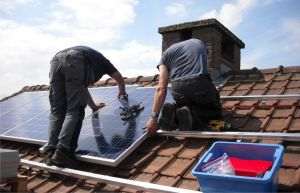Antreprenorii solicită eliminarea "taxei pe soare" adoptată de Guvern