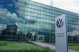 Volkswagen amână decizia privind gigafabrica de baterii pentru maşini electrice din Europa de Est