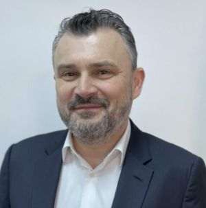 Secretarul de stat Gheorghe Cârciu susţine că autorităţile din ţara noastră ar trebui să se inspire din legislaţia altor ţări europene în ceea ce priveşte sprijinul acordat cetăţenilor din afara graniţelor naţionale, mai ales dacă luăm în considerare sumele de bani pe care aceştia le trimit lunar, an de an, rudelor din România. (Sursă foto: Facebook / Gheorghe Cârciu)