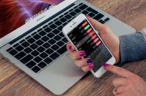  Investitorii individuali îşi păstrează încrederea în marile companii de tehnologie, în ciuda scăderilor de pe burse 