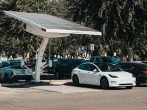 Numărul maşinilor electrice achiziţionate în ţara noastră a crescut