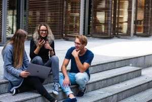 Burse de 1000 de euro pe lună pentru stagii de studii în străinătate